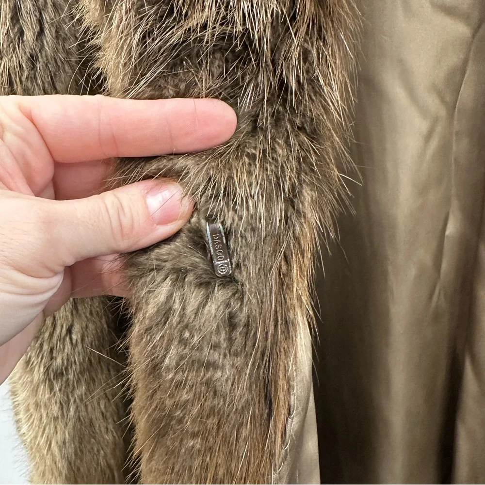 Elegant Dion Furs Real Beaver Fur Coat - Picture 8 of 11